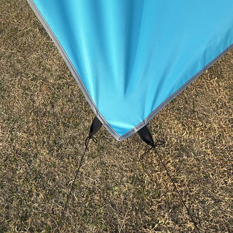 Namiot kempingowy z łóżkiem typu pickup na zewnątrz