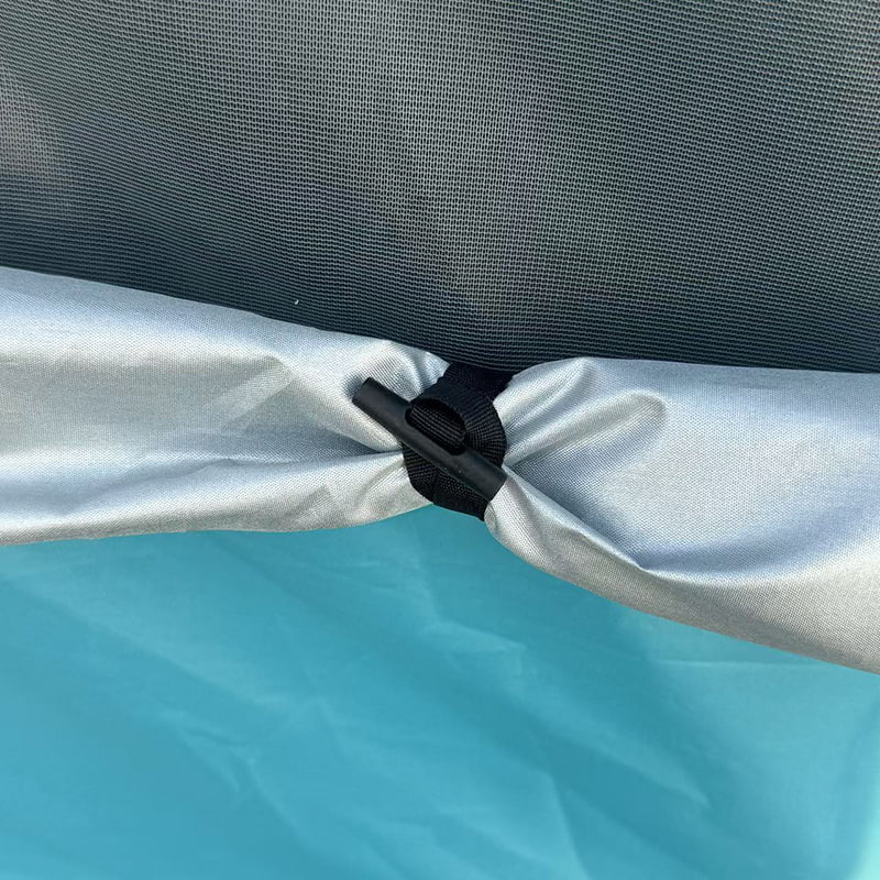 Namiot kempingowy z łóżkiem typu pickup na zewnątrz