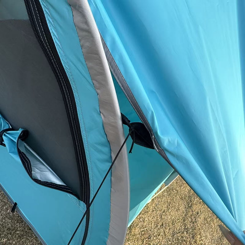 Namiot kempingowy z łóżkiem typu pickup na zewnątrz