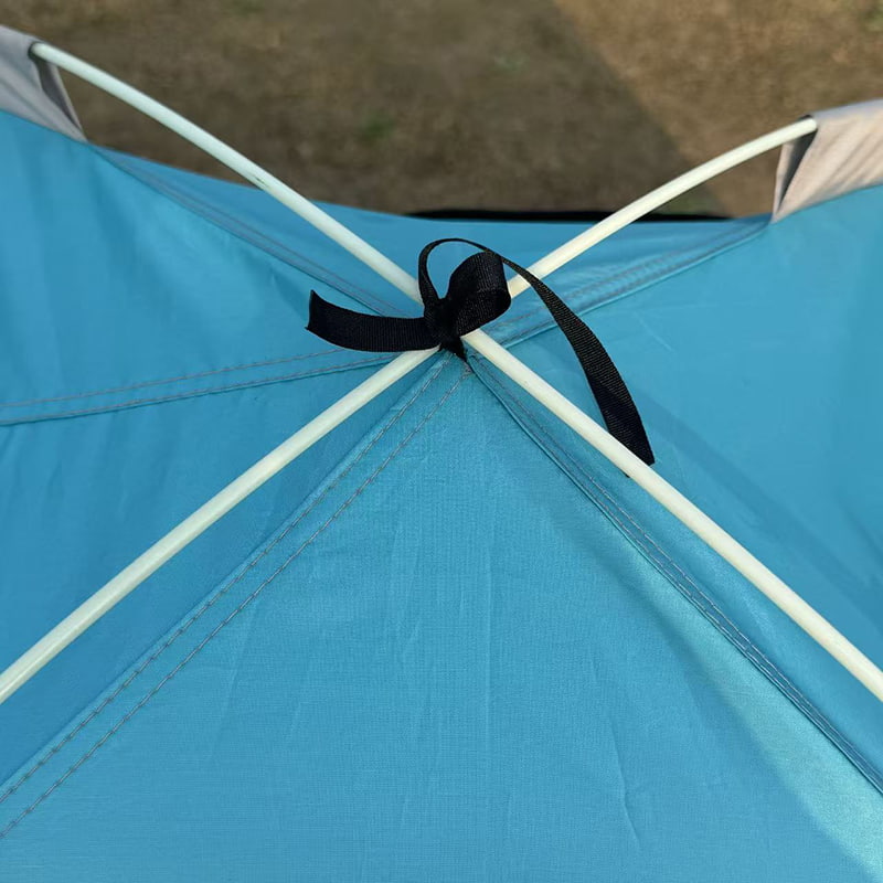 Namiot kempingowy z łóżkiem typu pickup na zewnątrz