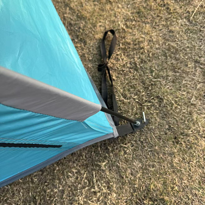 Namiot kempingowy z łóżkiem typu pickup na zewnątrz