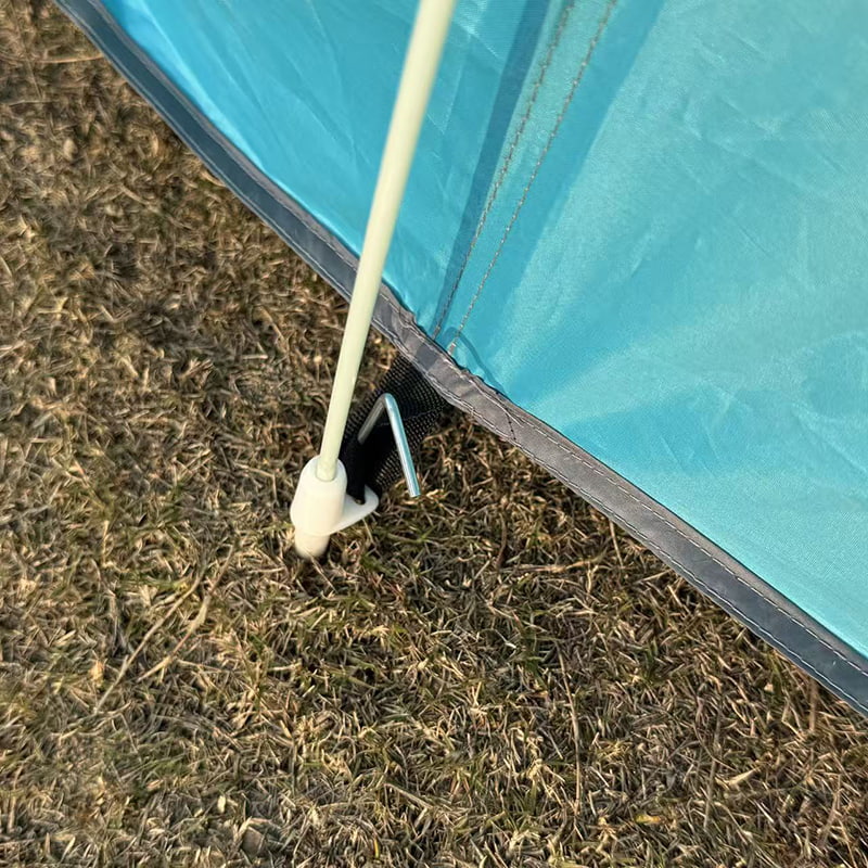 Namiot kempingowy z łóżkiem typu pickup na zewnątrz