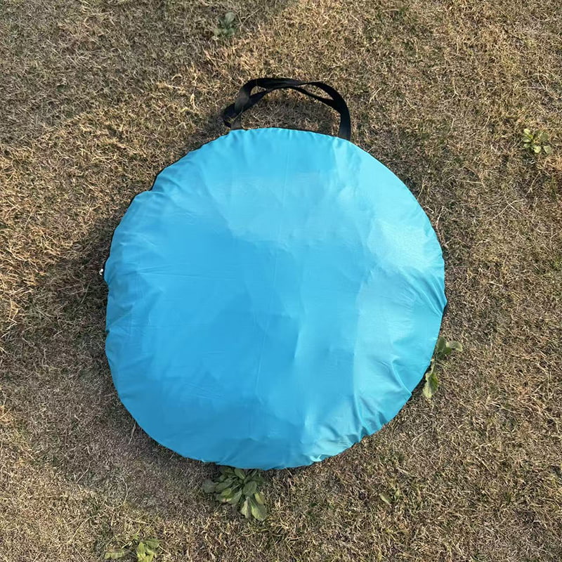 Namiot kempingowy z łóżkiem typu pickup na zewnątrz