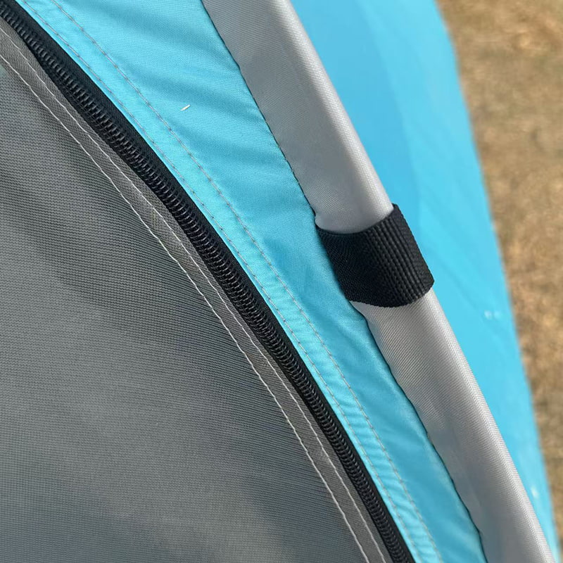 Namiot kempingowy z łóżkiem typu pickup na zewnątrz