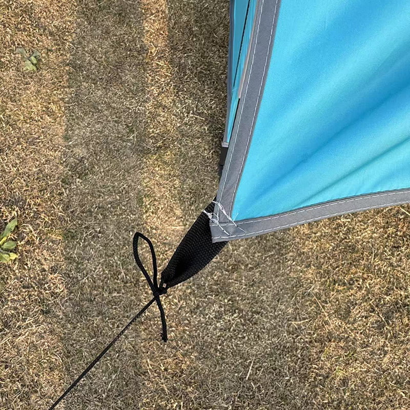 Namiot kempingowy z łóżkiem typu pickup na zewnątrz