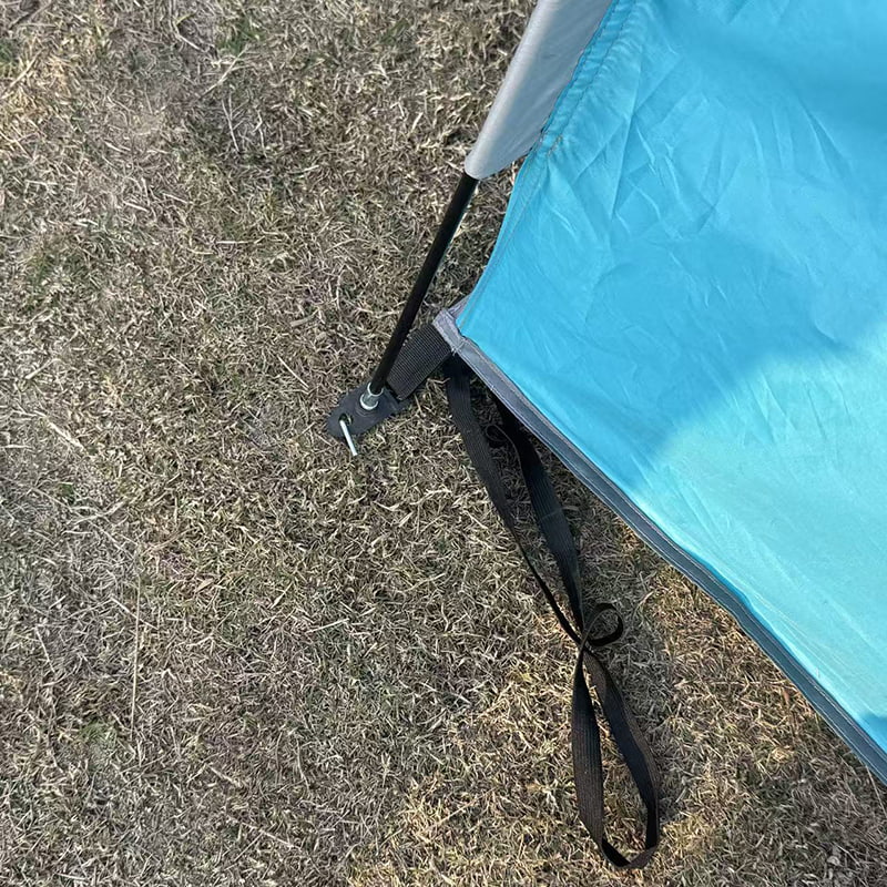 Namiot kempingowy z łóżkiem typu pickup na zewnątrz