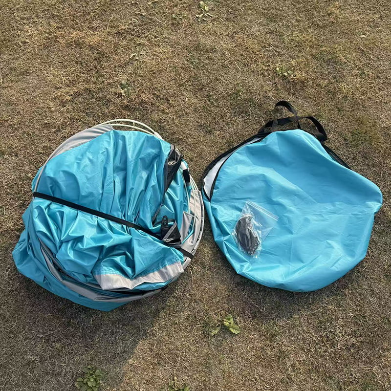 Namiot kempingowy z łóżkiem typu pickup na zewnątrz