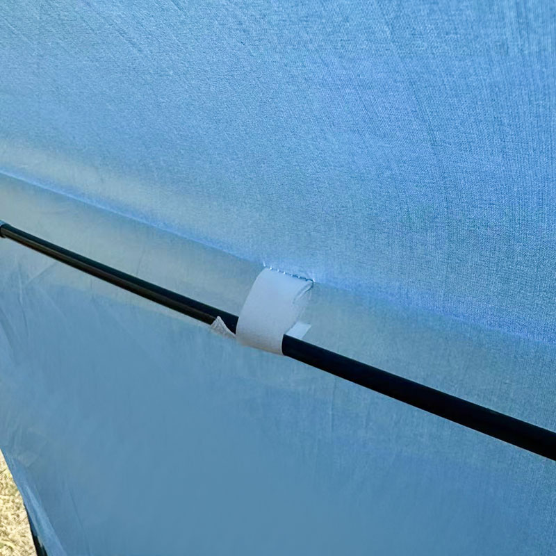 Namiot kempingowy na plaży ze zintegrowaną matą podłogową