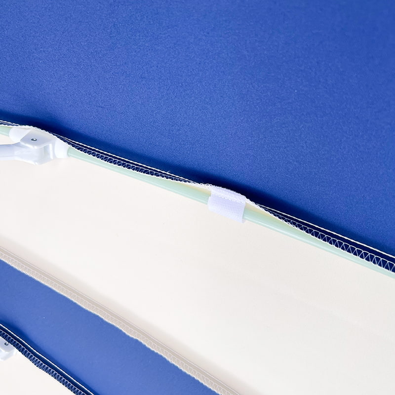 Parasol pagoda w niebiesko-białą kratkę o długości 2,5 m