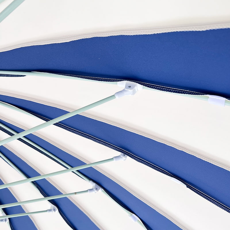 Parasol pagoda w niebiesko-białą kratkę o długości 2,5 m