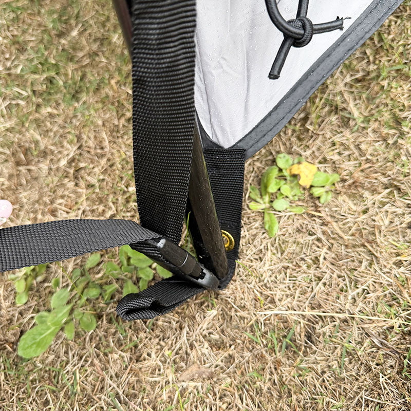 Dwuwarstwowy namiot kempingowy na świeżym powietrzu, który łączy się z tyłem pojazdu