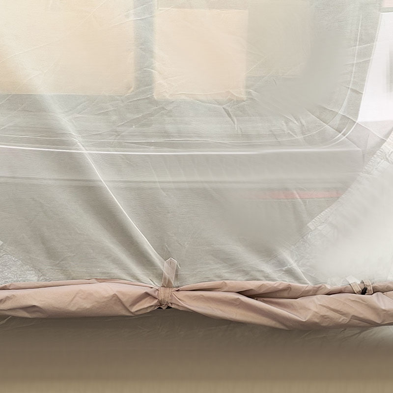 Dwuwarstwowy namiot kempingowy na świeżym powietrzu, który łączy się z tyłem pojazdu