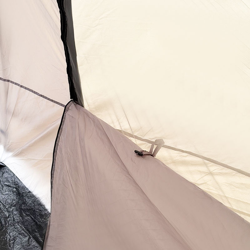 Dwuwarstwowy namiot kempingowy na świeżym powietrzu, który łączy się z tyłem pojazdu