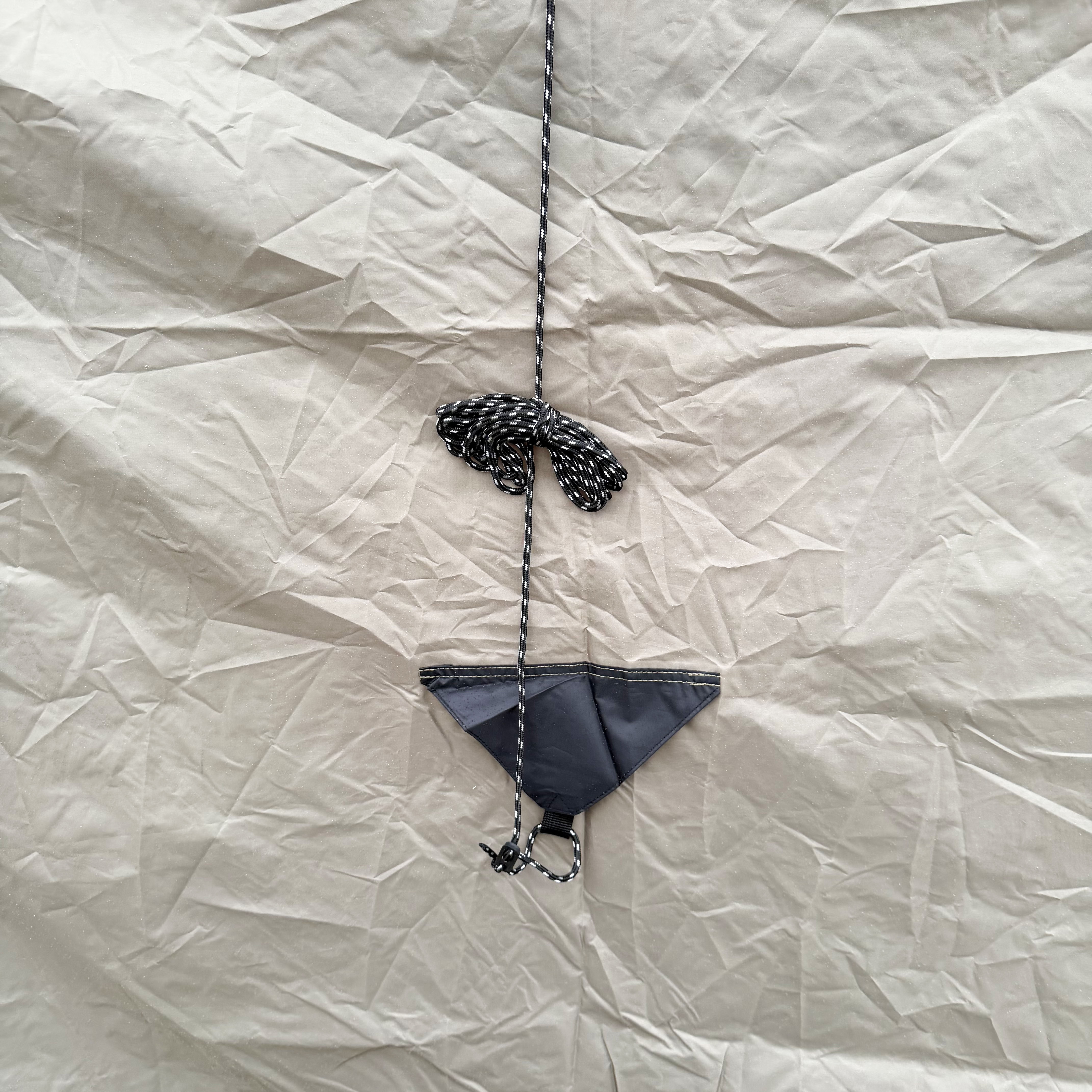 Dwuwarstwowy namiot kempingowy na świeżym powietrzu, który łączy się z tyłem pojazdu