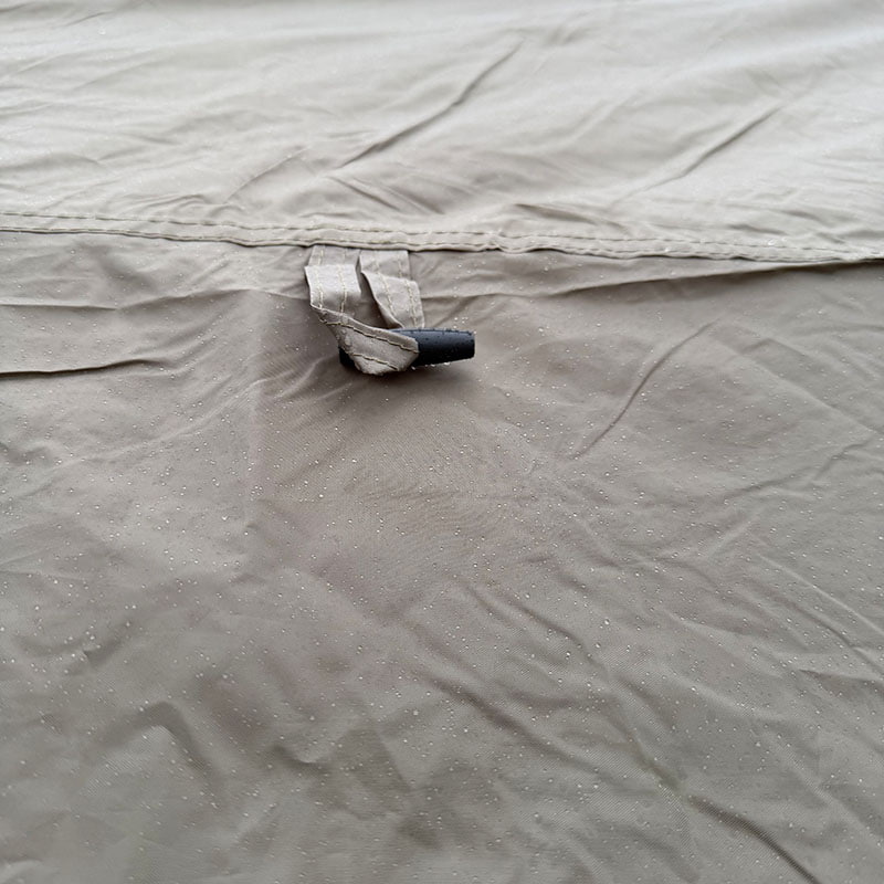 Dwuwarstwowy namiot kempingowy na świeżym powietrzu, który łączy się z tyłem pojazdu