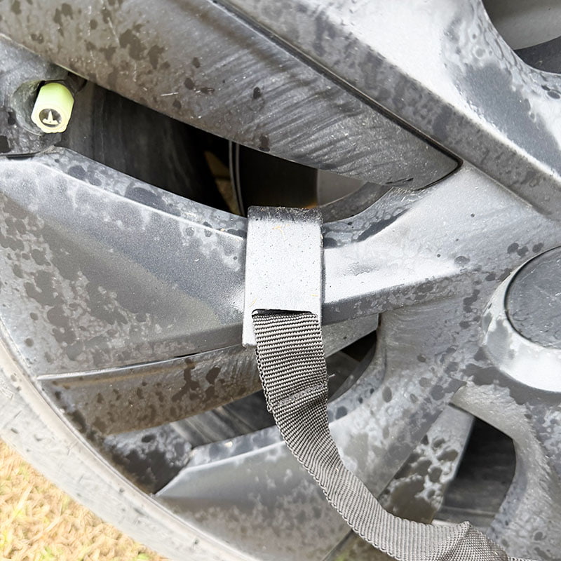 Dwuwarstwowy namiot kempingowy na świeżym powietrzu, który łączy się z tyłem pojazdu