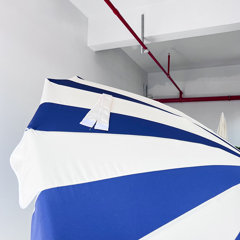 Parasol pagoda w niebiesko-białą kratkę o długości 2,5 m