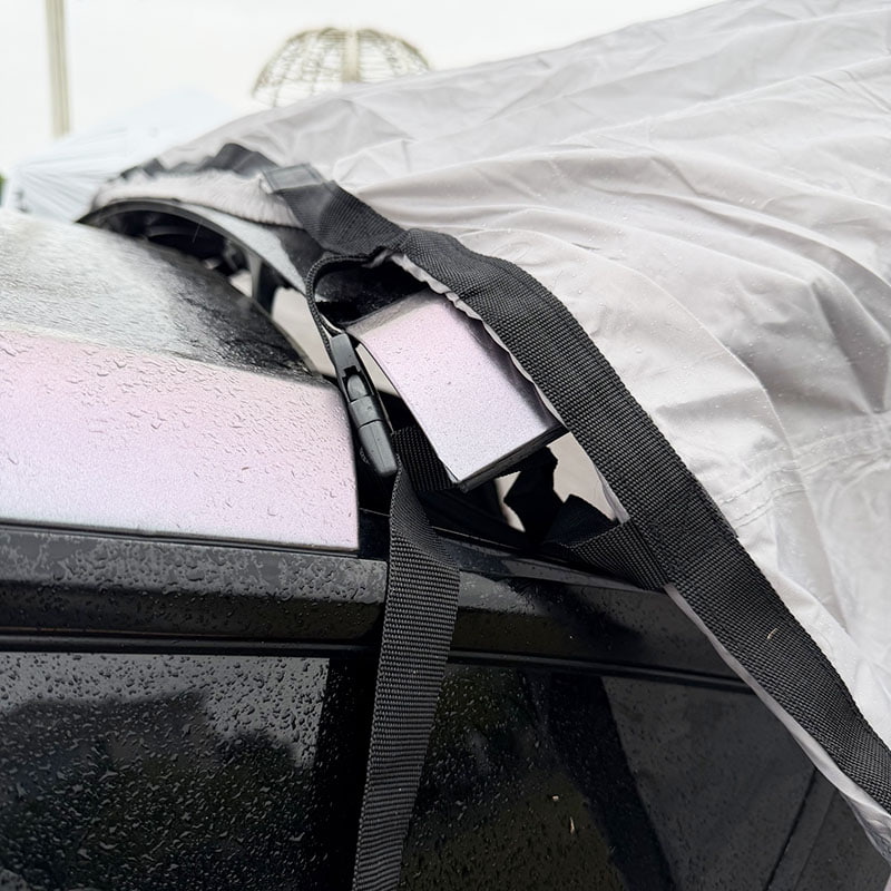 Dwuwarstwowy namiot kempingowy na świeżym powietrzu, który łączy się z tyłem pojazdu