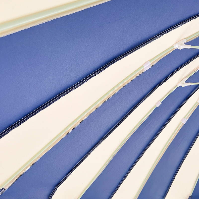 Parasol pagoda w niebiesko-białą kratkę o długości 2,5 m