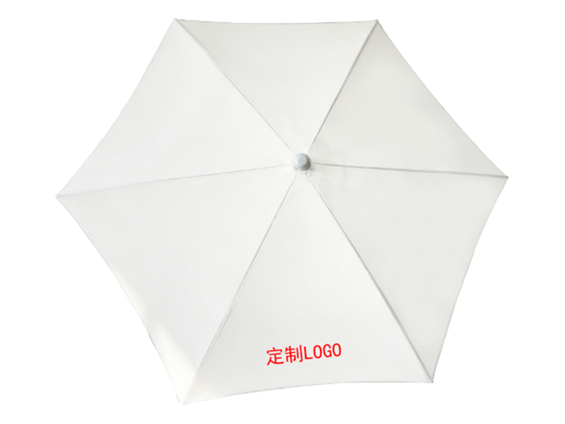 Parasol ogrodowy z parasolką przeciwsłoneczną na zewnątrz