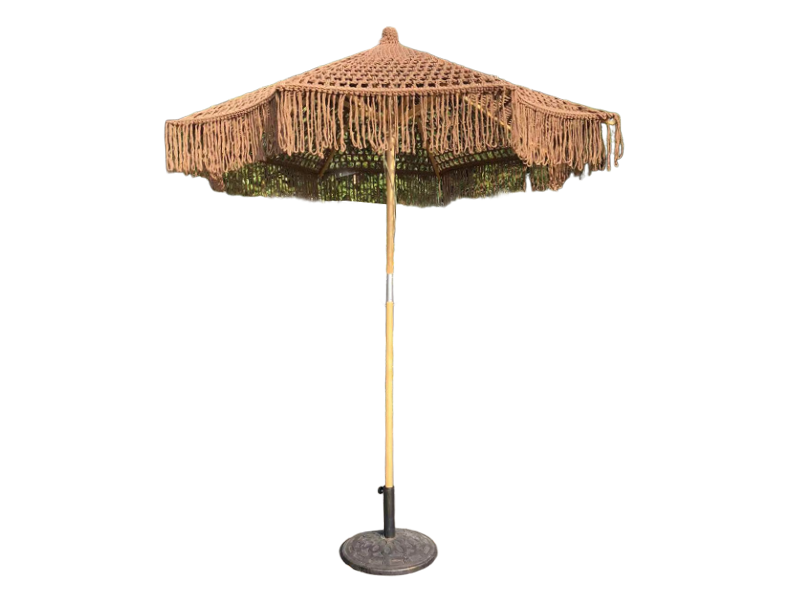Parasol przeciwsłoneczny na dziedzińcu wiejskim